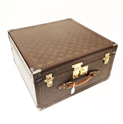 Louis VUITTON
Valise à chapeau en toile monogrammée...