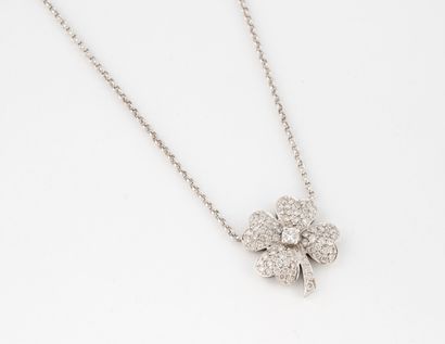 White gold (750) jaser link necklace holding...
