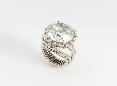 Bague en or gris (750) en filins torsadés...