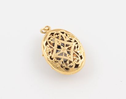 Yellow gold (750) oval openwork photo medallion...