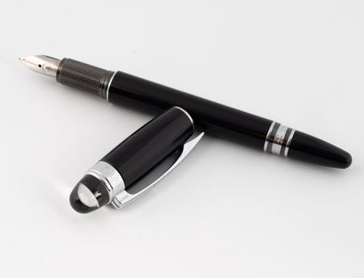 MONTBLANC
Stylo plume en résine noire et...