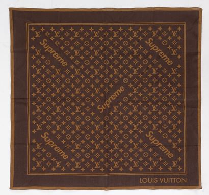 Louis VUITTON SUPREME
Petit foulard carré...