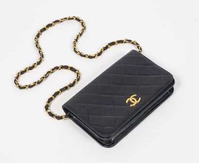 CHANEL
Sac pochette en cuir noir matelassé....