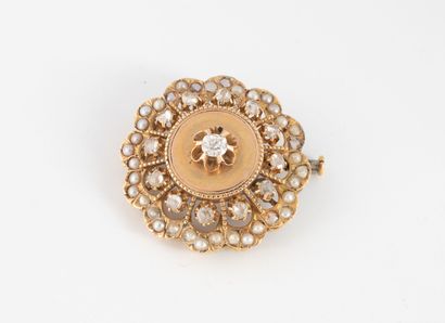 Polylobed round brooch in yellow gold (750)...