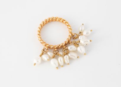 Bague anneau en or jaune (750) ornée de petites...