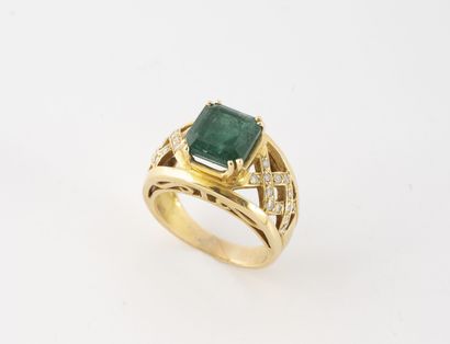 Bague en or jaune (750) ornée d'une émeraude...