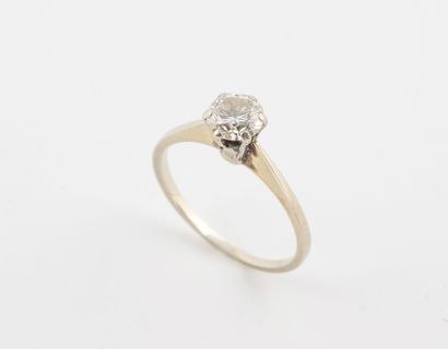 Bague solitaire en or gris (750) centrée...
