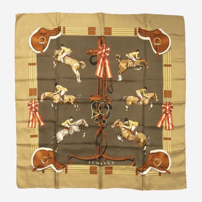 HERMES 
Carré en twill de soie imprimé 'Jumping'....