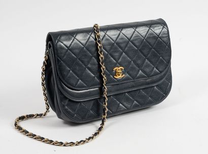CHANEL
Sac à main en cuir d'agneau lisse...