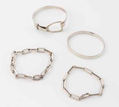 Lot de quatre bracelets en argent (min. 800)...
