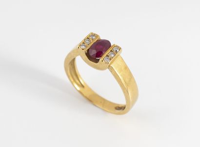Bague en or jaune (750) ornée d'un rubis...