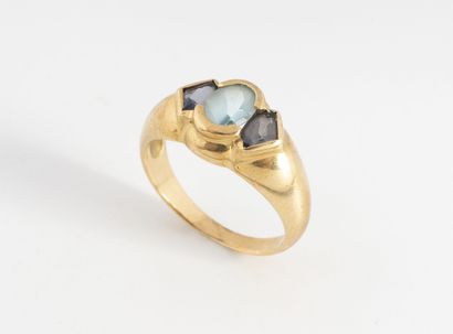 Bague jonc en or jaune (750) ornée d'une...
