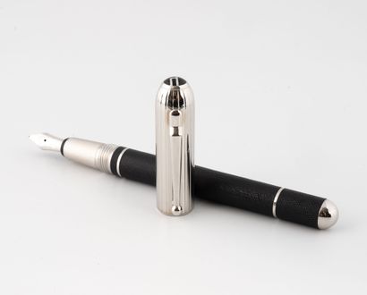 DUNHILL
Stylo plume en résine texturée et...