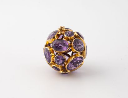 Pendentif boule en or jaune (750) serti d'améthystes...