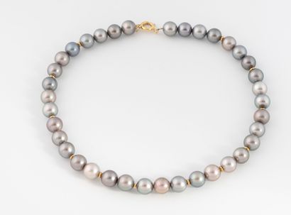 Choker necklace made of gray cultured pearls...