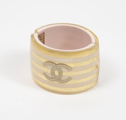 CHANEL
Important bracelet manchette en résine...