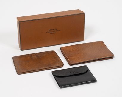 HERMES
- Un portefeuille en cuir brun.
Signé.
13...
