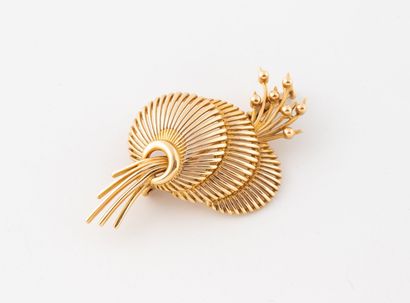 Yellow gold (750) filigree brooch in the...