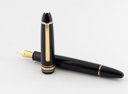 MONTBLANC
Stylo plume en résine noire et...