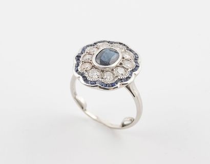Daisy-shaped platinum (850) ring centering...