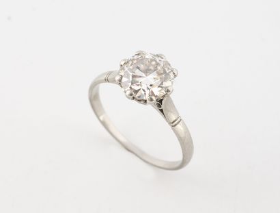 Solitaire ring in platinum (850) set with...