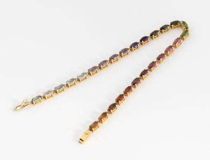 Bracelet ligne en or jaune (750) orné de...