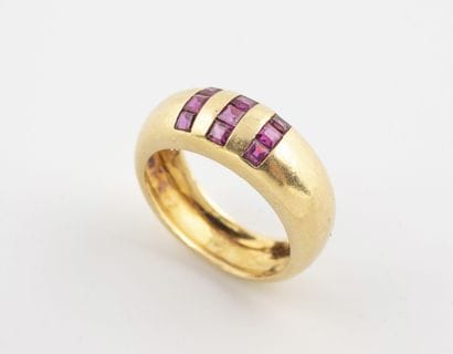 Attribuée à POIRAY, Mosaïque
Yellow gold...