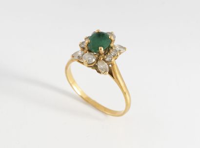 Bague fleur en or jaune (750) centrée d'une...