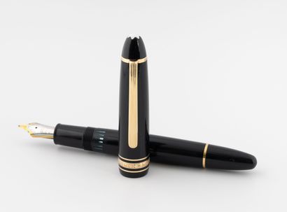 MONTBLANC
Stylo plume en résine noire plume...