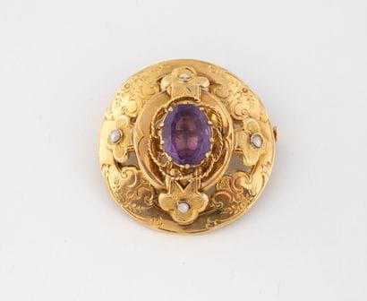 Round yellow gold (750) pendant brooch centered...