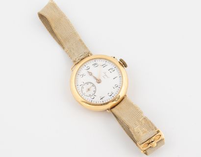 Bracelet watch. 
Round case in yellow gold...