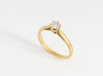 Solitaire ring in yellow gold (750) set with...