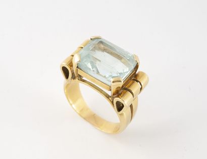 Yellow gold (750) ring centering a rectangular...