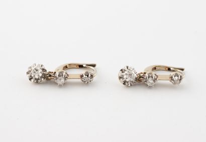 Pair of white gold (750) and platinum (850)...