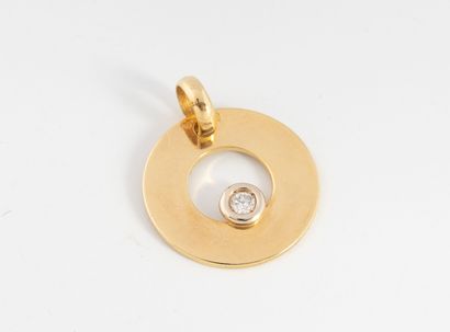 Circle pendant in yellow gold (750) set with...