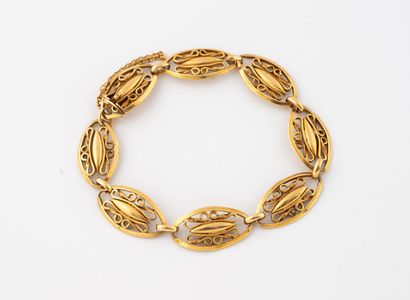 Bracelet en or jaune (750) à maillons navettes...