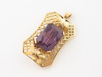 Yellow gold (750) pendant brooch centered...