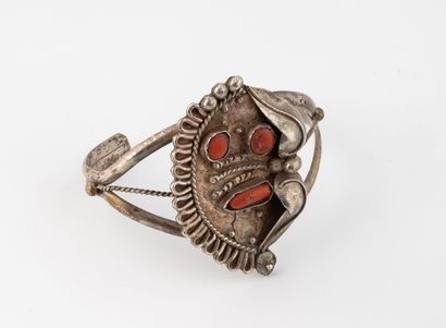 Rigid silver bracelet (min 800) adorned with...