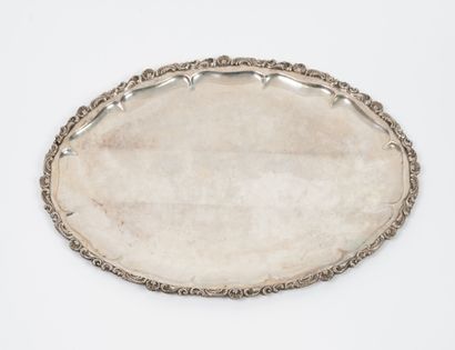 Plat ovale en argent (min. 800) à bord chantourné,...