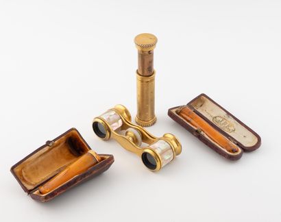 Lot de petits objets de vitrine dont vaporisateur...