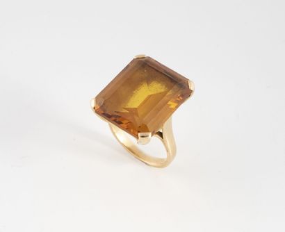 Bague en or jaune (750) retenant un saphir...