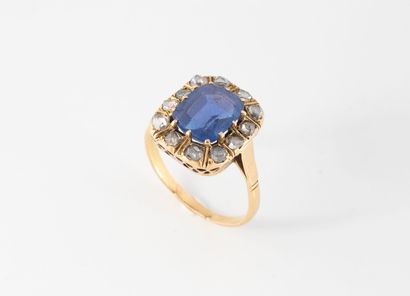 Bague en or jaune (750) centré d'un verre...