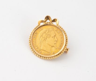 Broche en or jaune (750) centrée en serti...