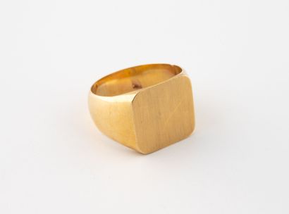 Chevalière in yellow gold (750) with square...