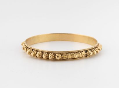 Yellow gold (750) bangle set with small geometric...