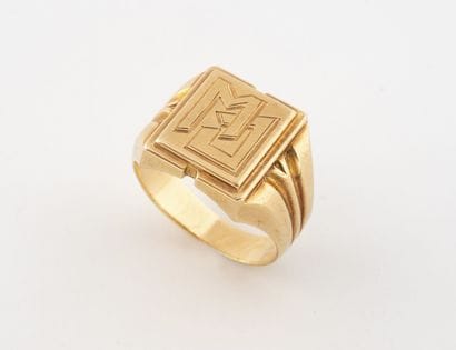 Chevalière in yellow gold (750) with square...