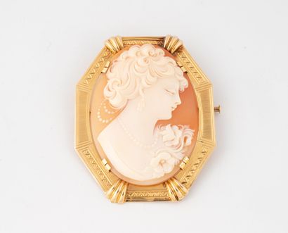 Pendentif broche en or jaune (750) orné d'un...