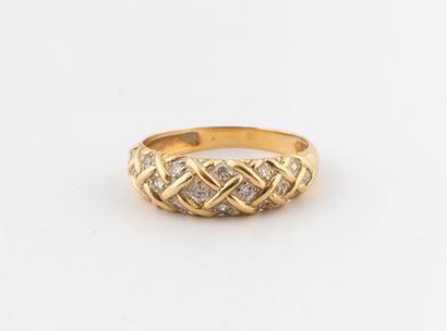 Ring in yellow gold (750) with a lattice...