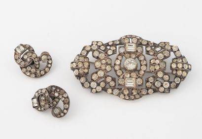 Lot of Art Deco jewelry including: 
- A pair...
