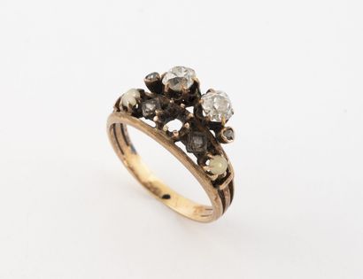 Bague en or rose (750) ornée d'une couronne...